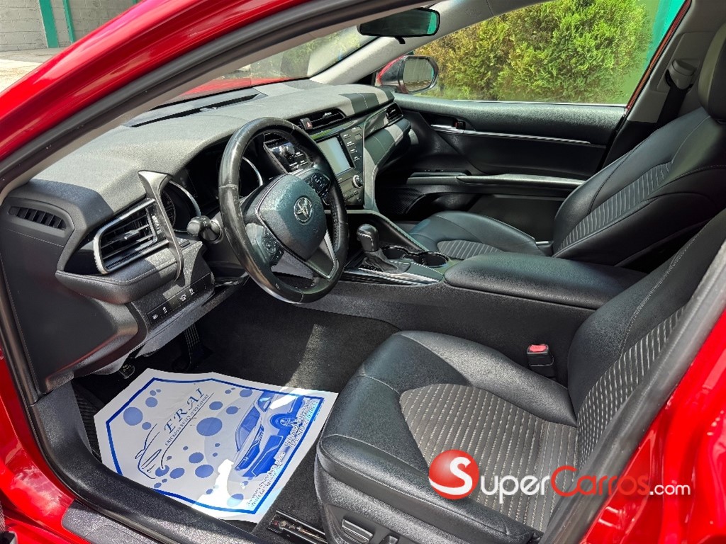 2020 Toyota Camry SE — foto 7 / 9