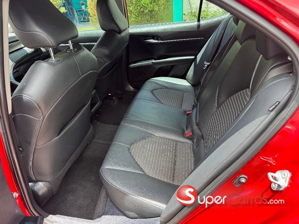 2020 Toyota Camry SE — foto 8 / 9
