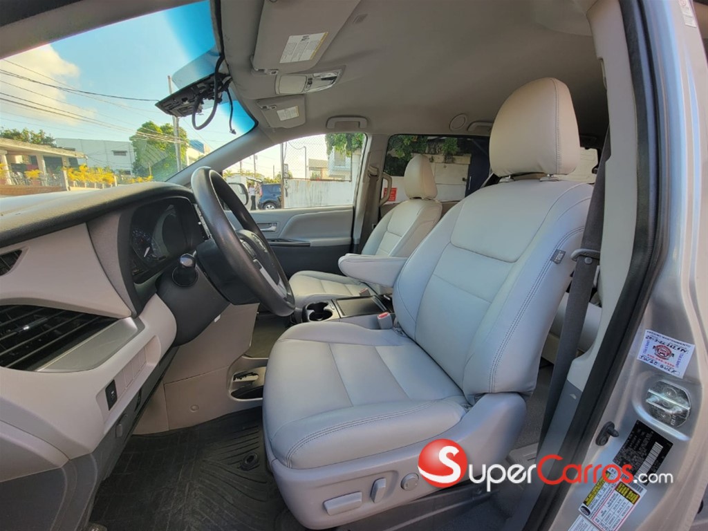 2020 Toyota Sienna LE — foto 5 / 9