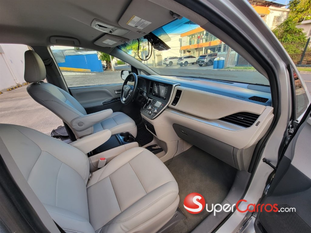 2020 Toyota Sienna LE — foto 6 / 9