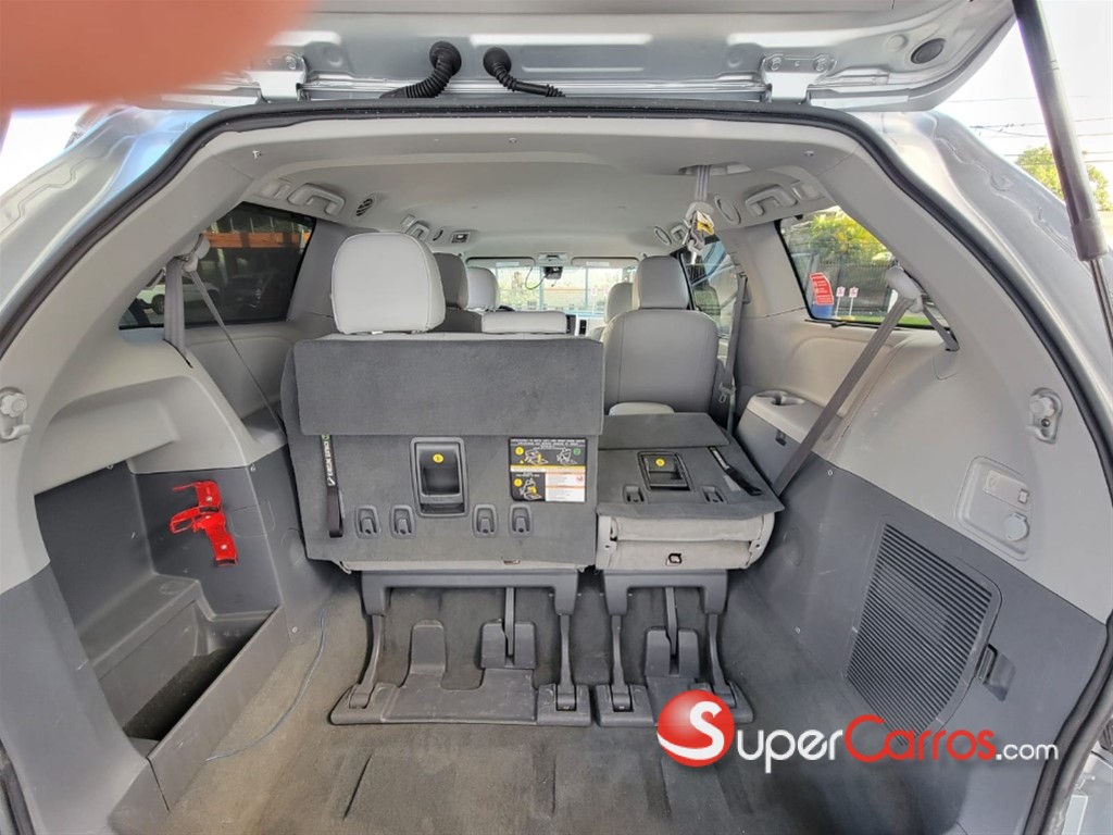 2020 Toyota Sienna LE — foto 8 / 9