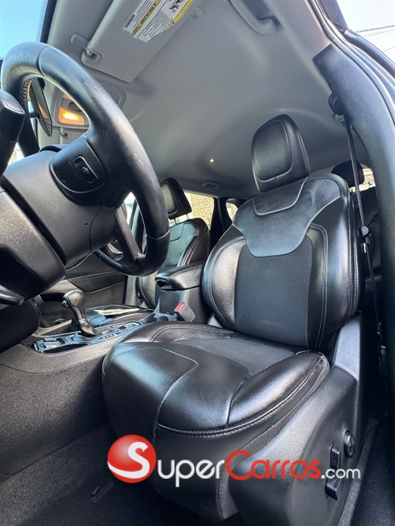 2020 Jeep Cherokee Latitude Plus — foto 6 / 12