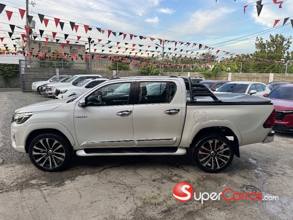 2020 Toyota Hilux Limited Revo — foto 7 / 12