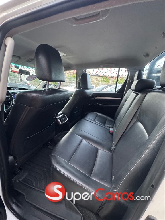 2020 Toyota Hilux Limited Revo — foto 9 / 12