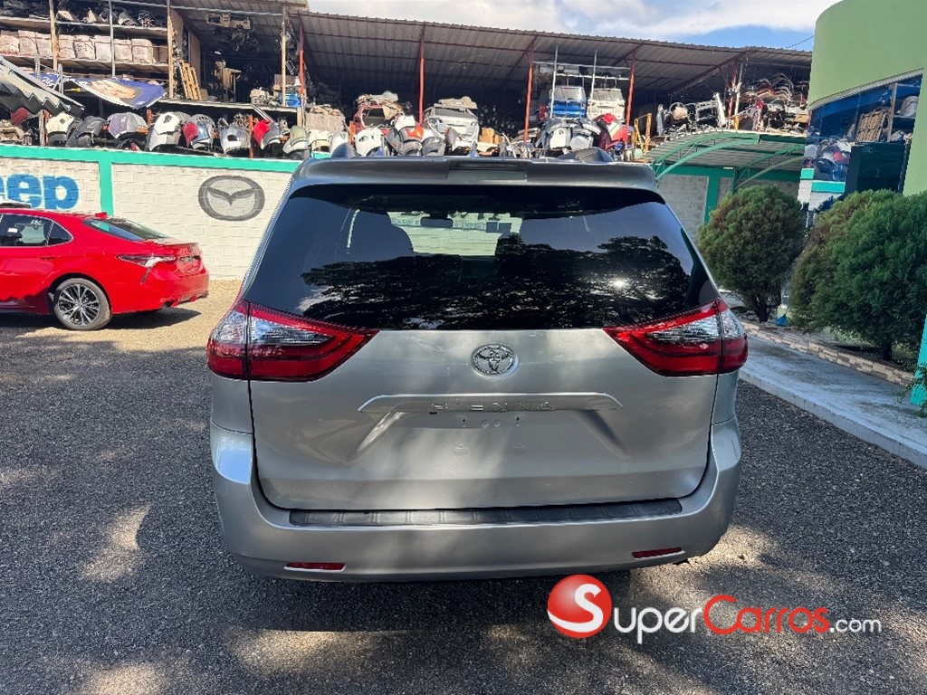 2020 Toyota Sienna XLE — foto 5 / 10