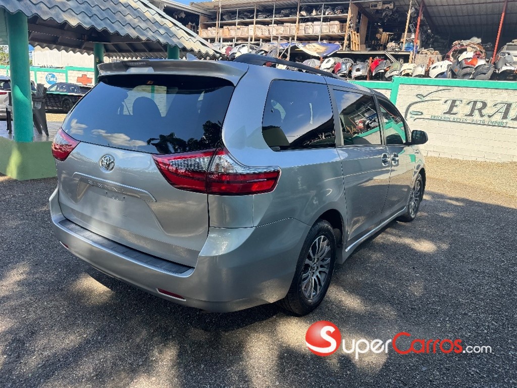 2020 Toyota Sienna XLE — foto 6 / 10