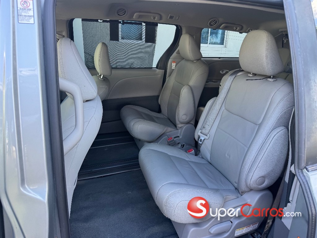 2020 Toyota Sienna XLE — foto 8 / 10