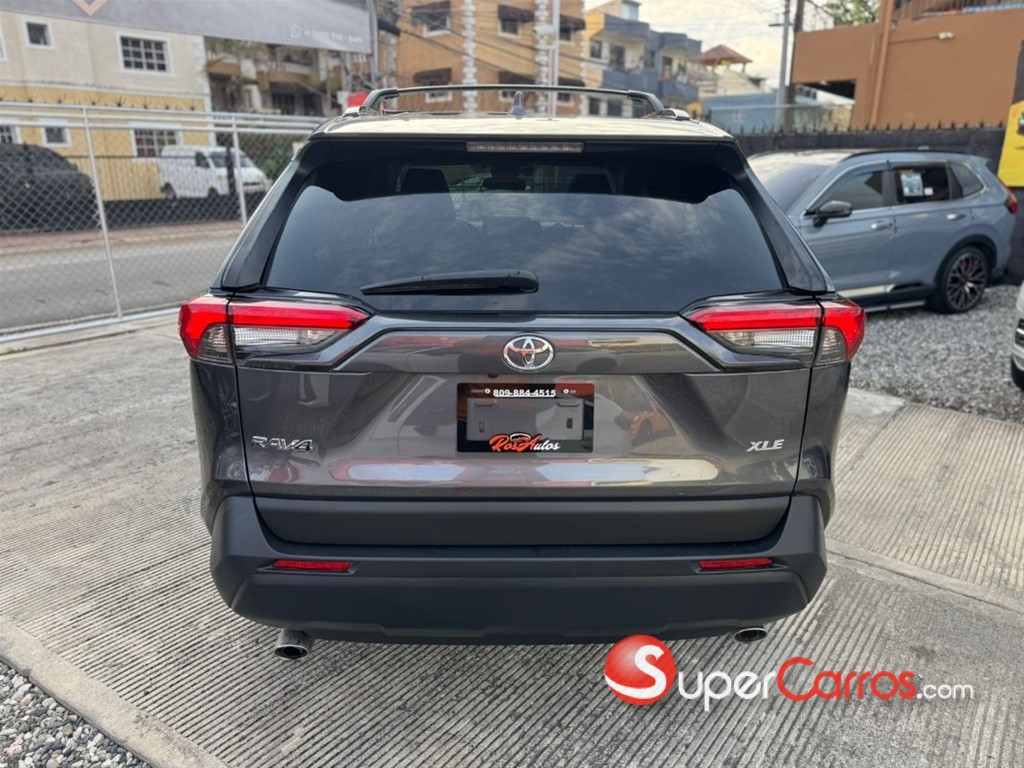 2022 Toyota RAV4 XLE — foto 5 / 10