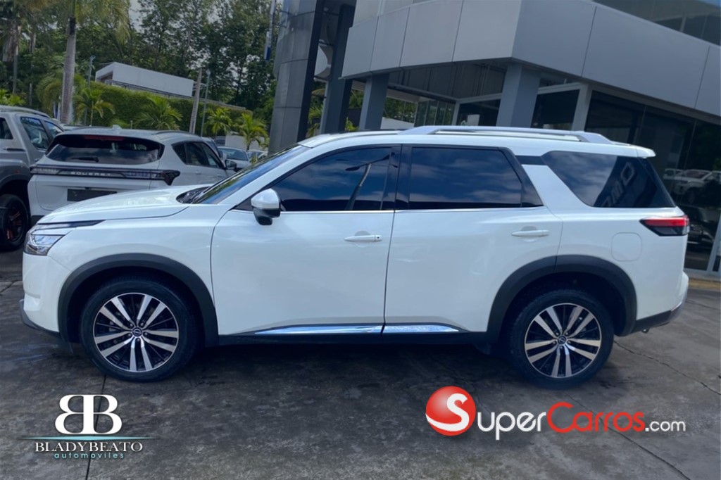2023 Nissan Pathfinder Exclusive — foto 8 / 12