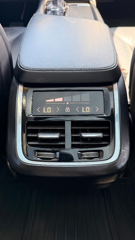 2020 Volvo XC90 Momentum T5 — foto 9 / 11