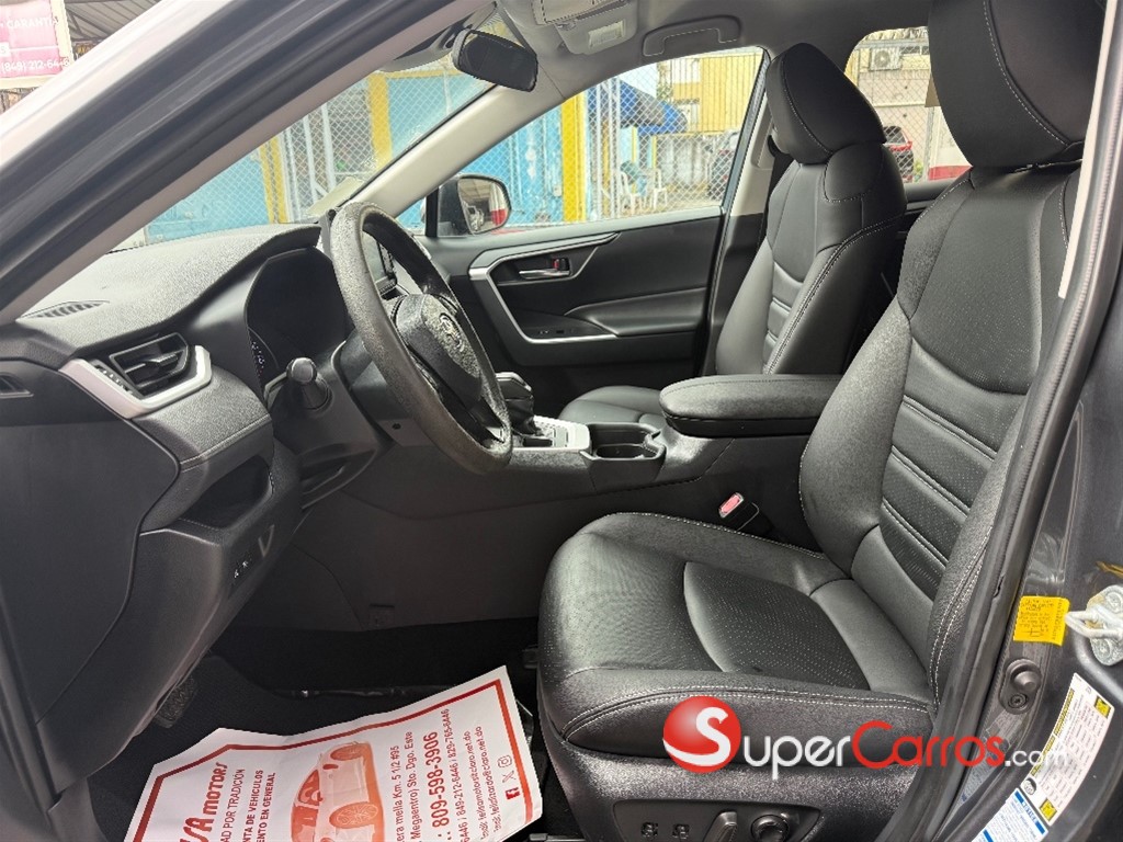 2021 Toyota RAV4 XLE — foto 8 / 12