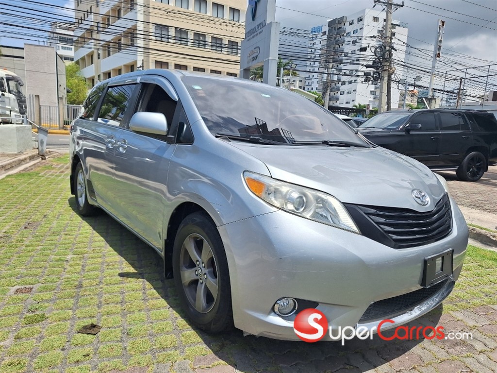 2016 Toyota Sienna LE — foto 2 / 10