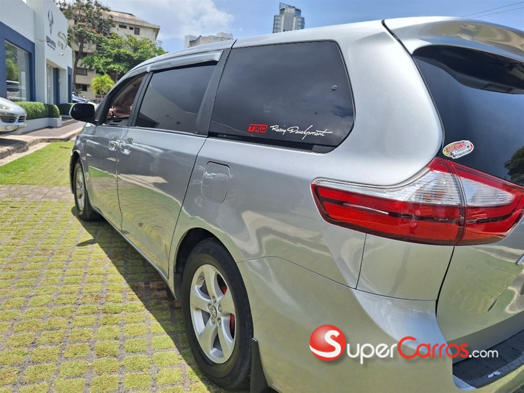 2016 Toyota Sienna LE — foto 6 / 10