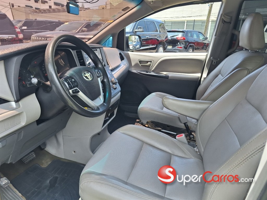 2016 Toyota Sienna LE — foto 9 / 10