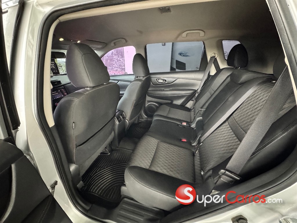 2018 Nissan Rogue SV — foto 9 / 12