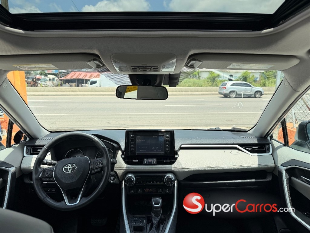 2020 Toyota RAV4 XLE Premium — foto 8 / 12
