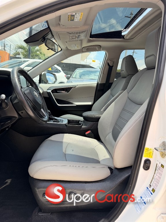 2020 Toyota RAV4 XLE Premium — foto 9 / 12
