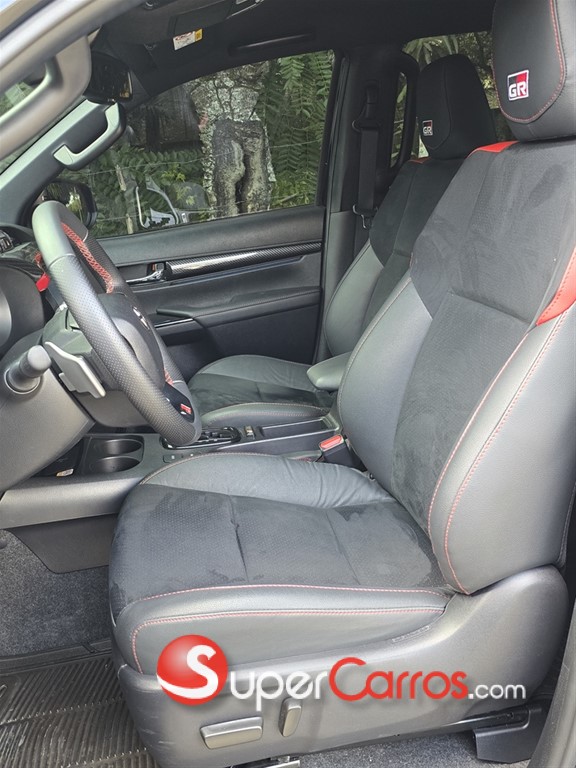 2025 Toyota Hilux GR Sport — foto 6 / 8