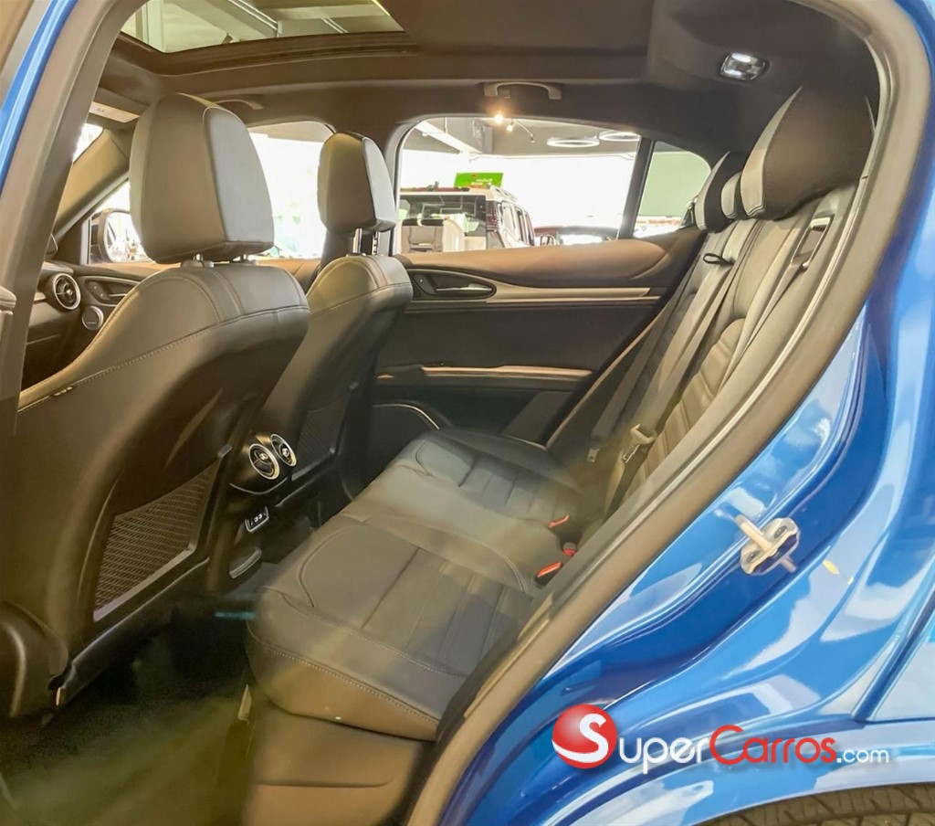 2023 Alfa Romeo Stelvio — foto 7 / 12