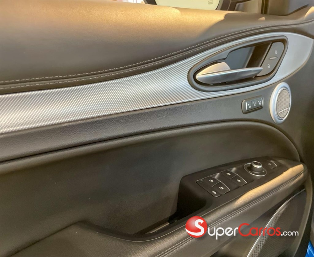2023 Alfa Romeo Stelvio — foto 11 / 12