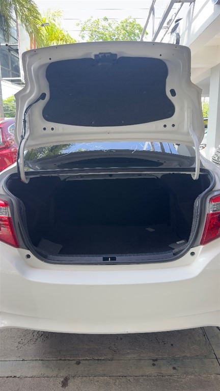 2017 Toyota Yaris E — foto 12 / 12