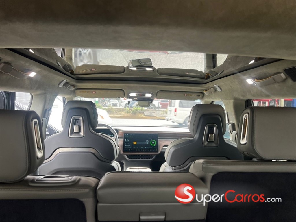 2023 Rivian R1S — foto 8 / 12