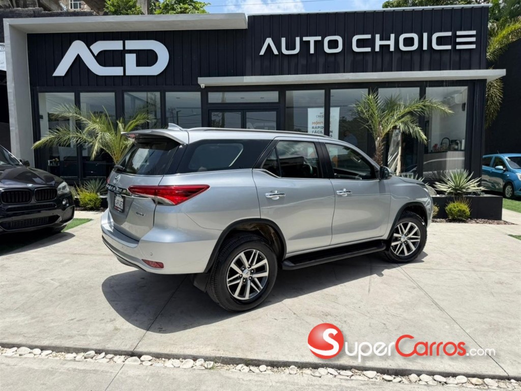 2020 Toyota Fortuner — foto 2 / 12