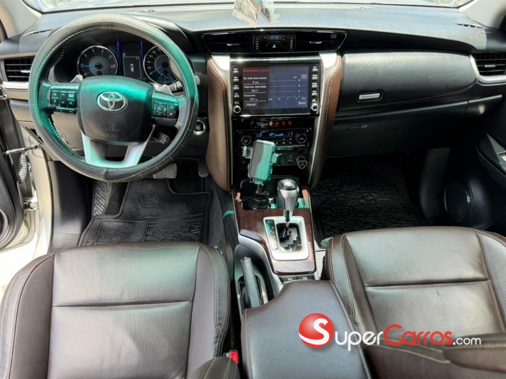2020 Toyota Fortuner — foto 7 / 12