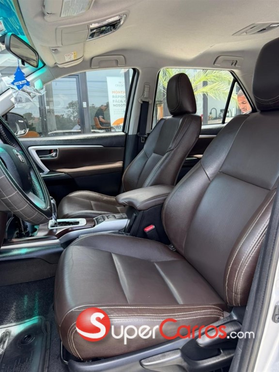 2020 Toyota Fortuner — foto 8 / 12