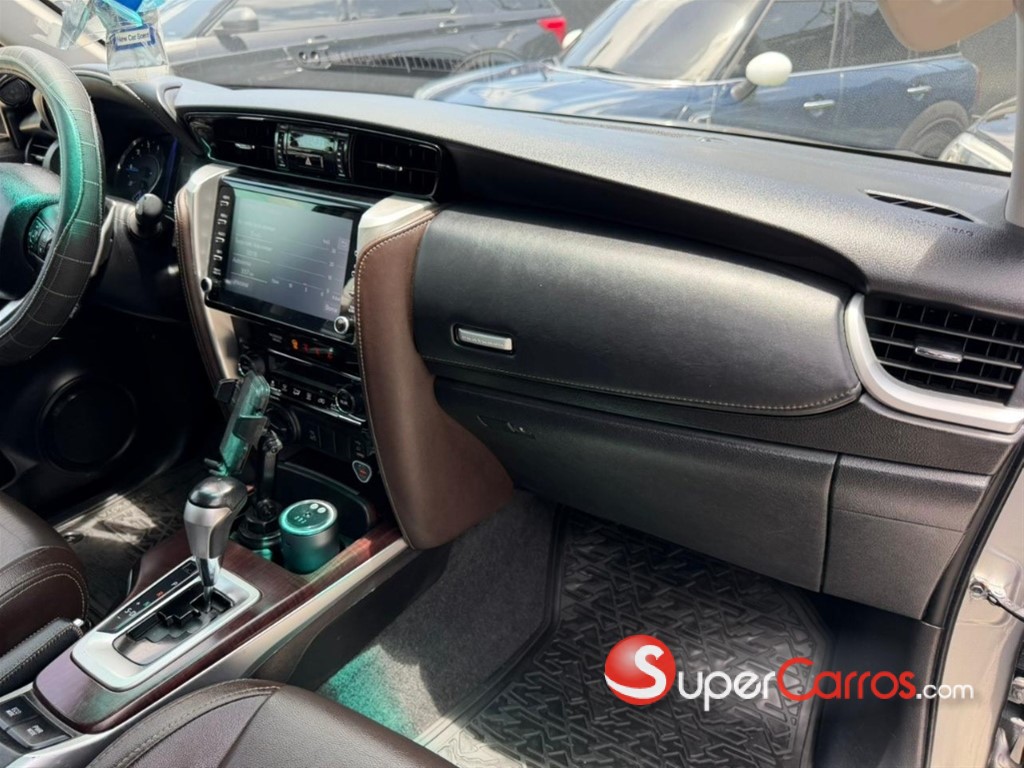 2020 Toyota Fortuner — foto 9 / 12