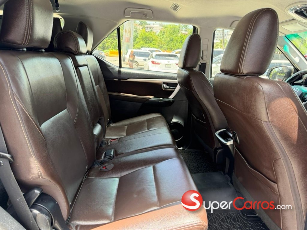 2020 Toyota Fortuner — foto 10 / 12