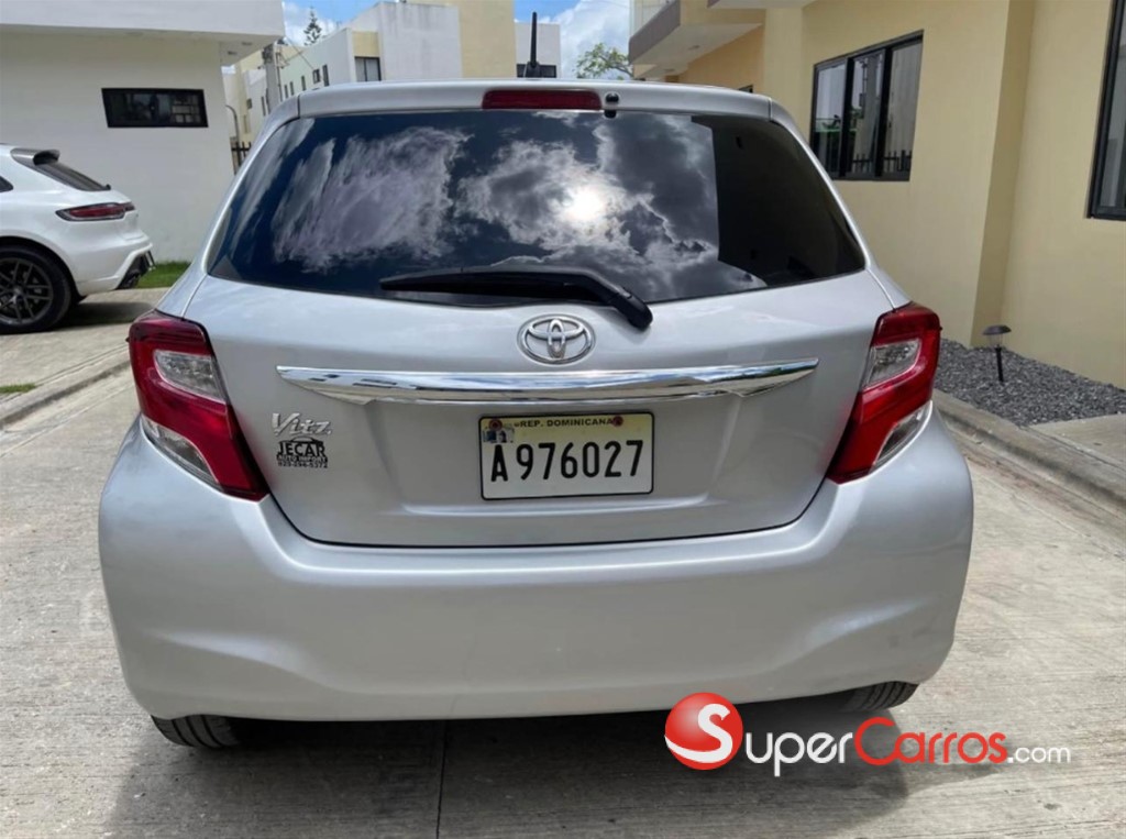 2017 Toyota VITZ — foto 6 / 8