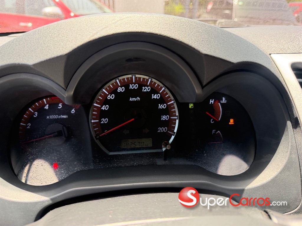 2013 Toyota Hilux SRV — foto 9 / 10