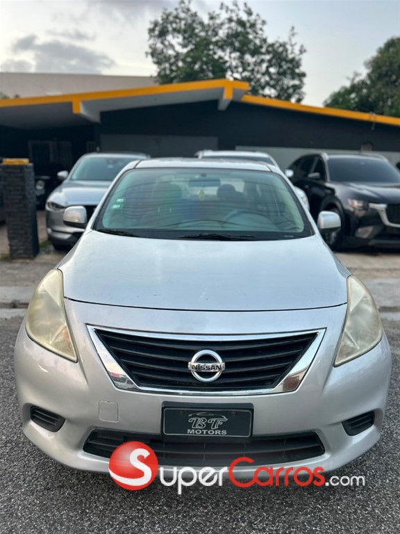 2014 Nissan Versa SV — foto 2 / 9