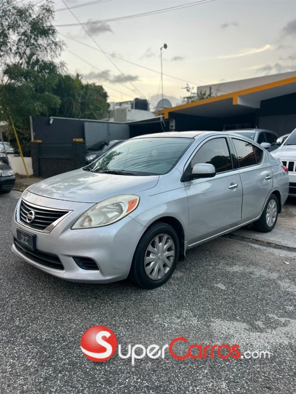 2014 Nissan Versa SV — foto 3 / 9