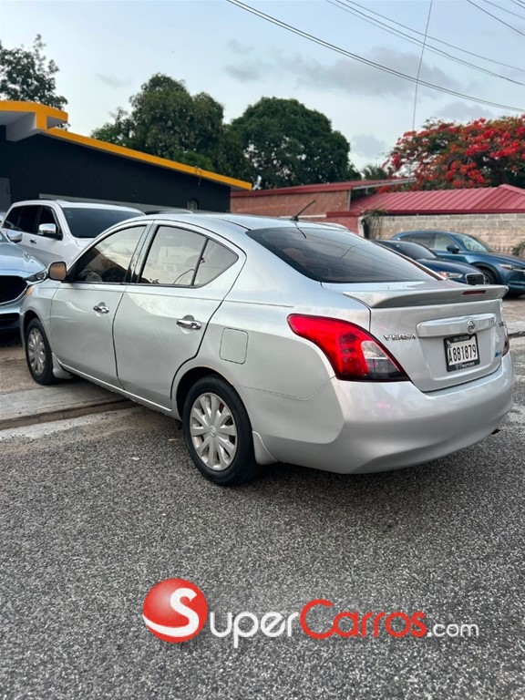 2014 Nissan Versa SV — foto 4 / 9