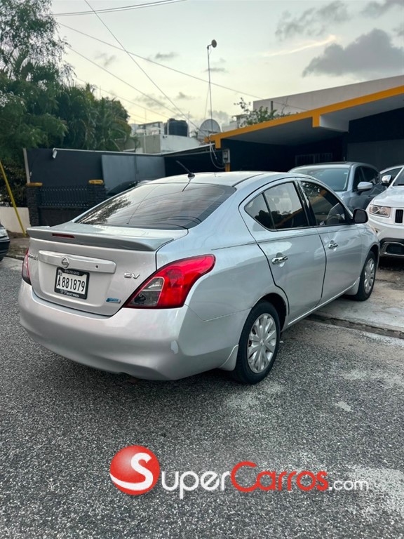 2014 Nissan Versa SV — foto 5 / 9