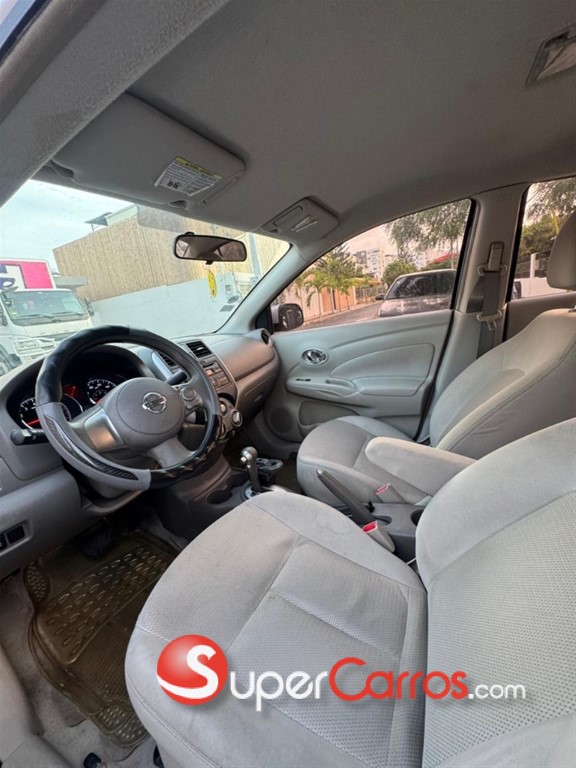 2014 Nissan Versa SV — foto 7 / 9