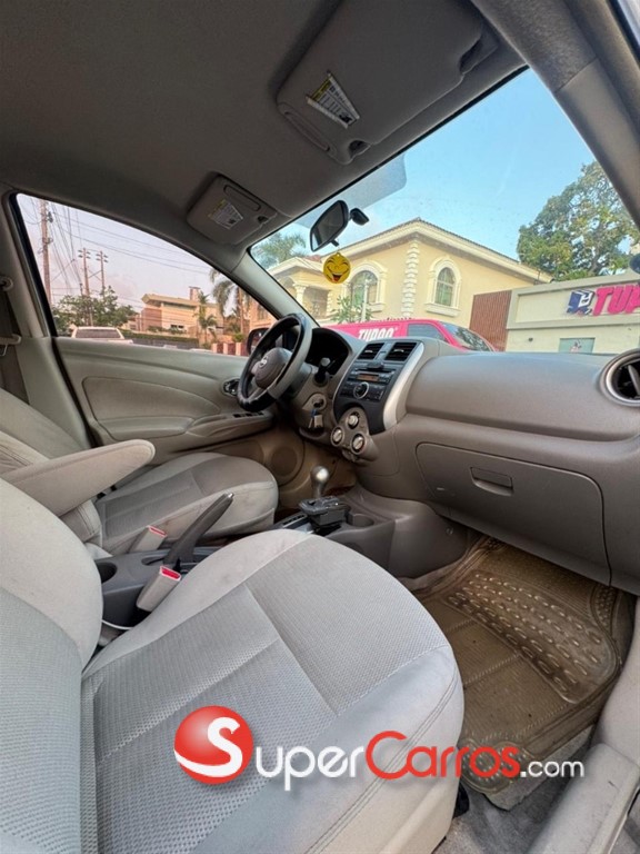 2014 Nissan Versa SV — foto 8 / 9