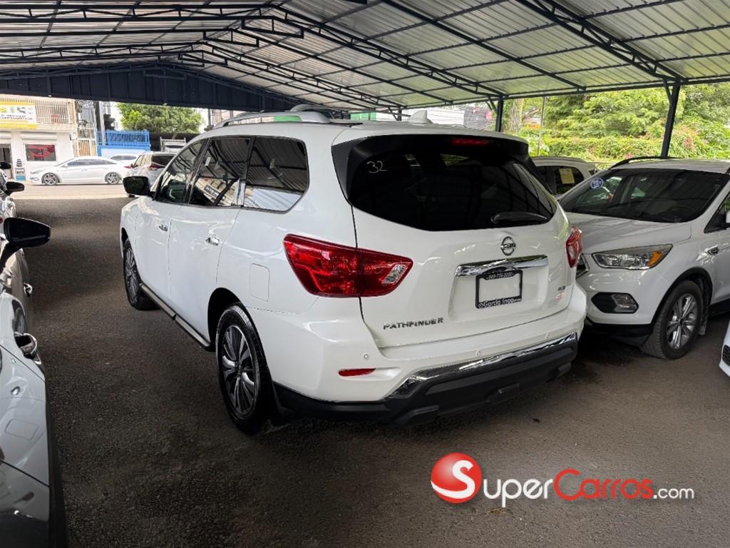 2020 Nissan Pathfinder SV — foto 4 / 10