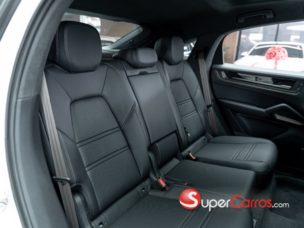 2025 Porsche Cayenne Turbo — foto 10 / 12