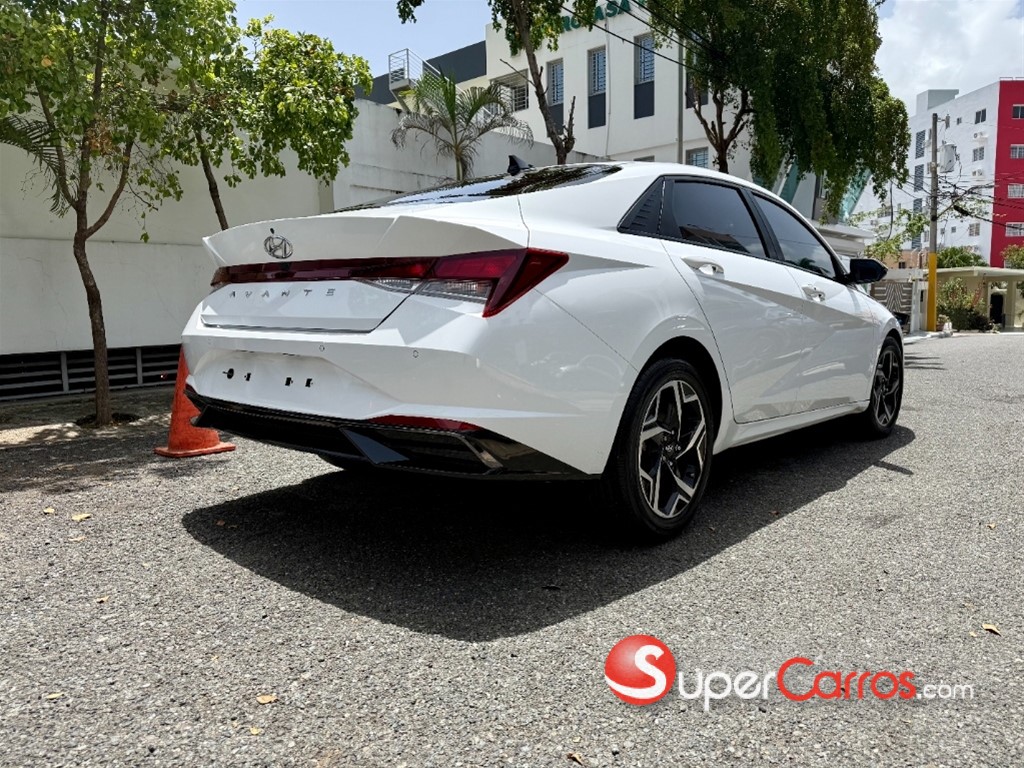 2021 Hyundai Avante Luxury — foto 10 / 12