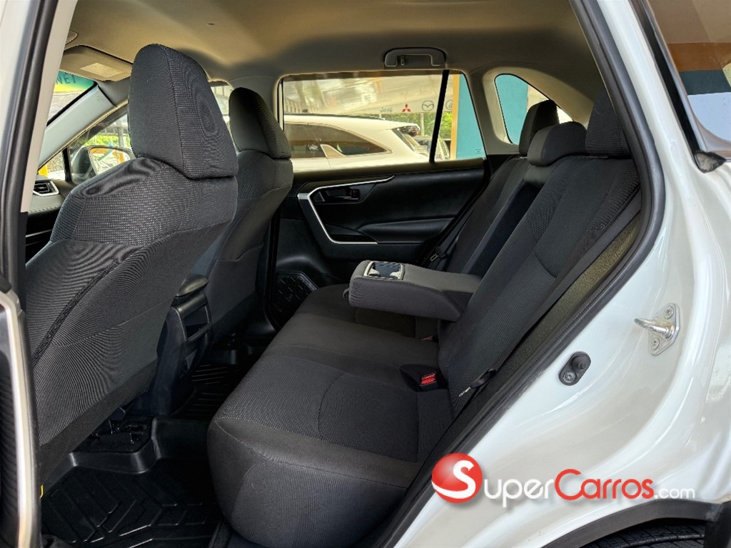 2020 Toyota RAV4 LE — foto 7 / 9