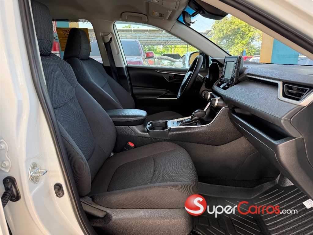2020 Toyota RAV4 LE — foto 8 / 9