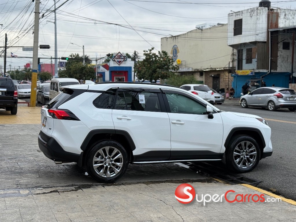 2020 Toyota RAV4 XLE — foto 8 / 12