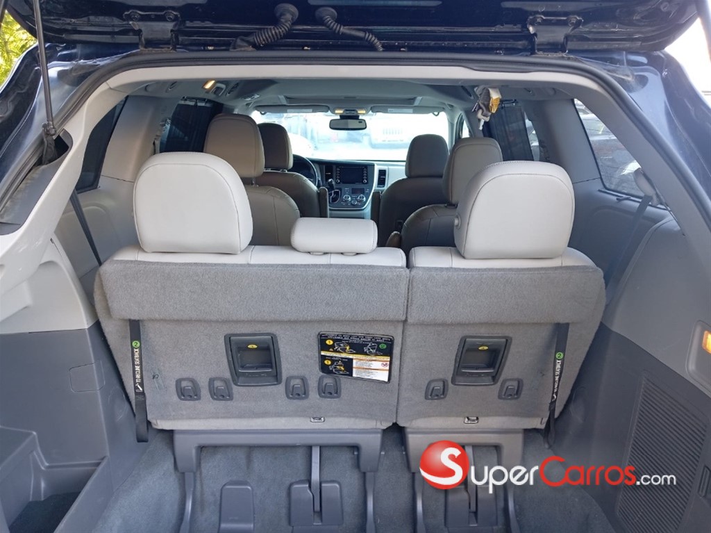 2020 Toyota Sienna XLE — foto 10 / 12