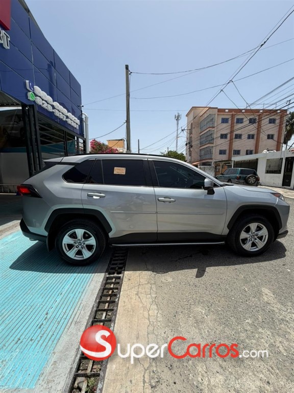 2020 Toyota RAV4 XLE — foto 9 / 11