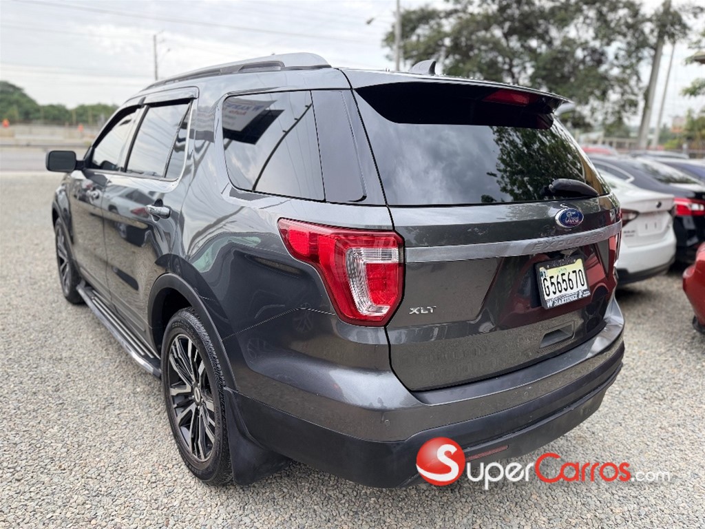 2017 Ford Explorer XLT 4WD — foto 5 / 10