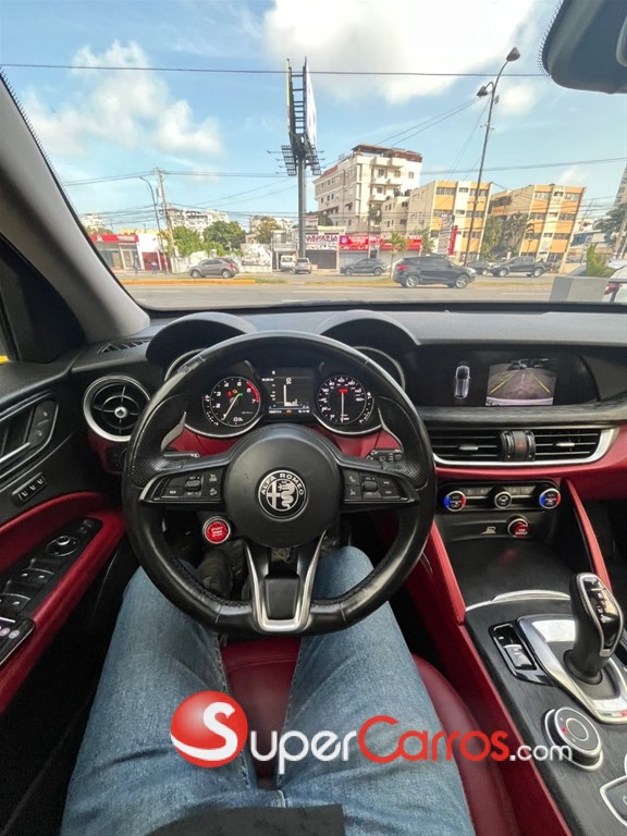 2020 Alfa Romeo Stelvio — foto 7 / 11