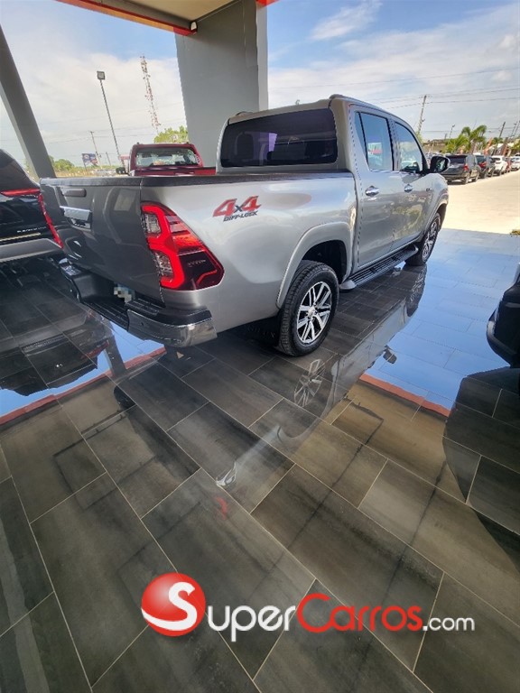 2017 Toyota Hilux Revo — foto 5 / 12